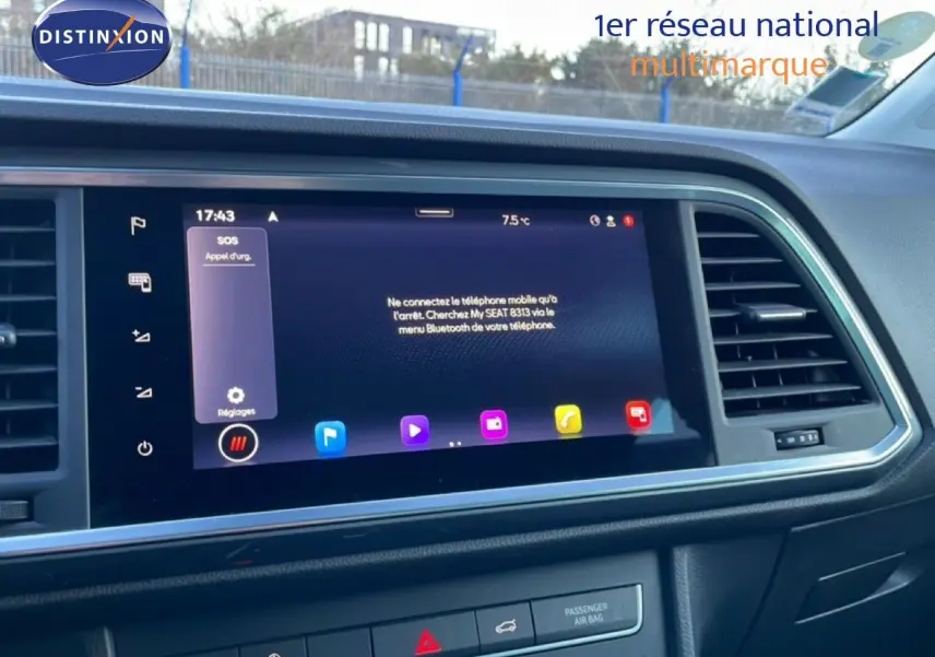 Vue intérieure du tableau de bord du SEAT Ateca 2022, écran tactile central allumé avec interface multimédia.