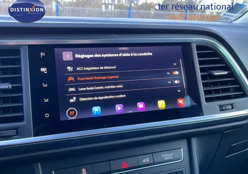 Écran tactile central du tableau de bord du SEAT Ateca 2022, affichant les réglages d’aide à la conduite.