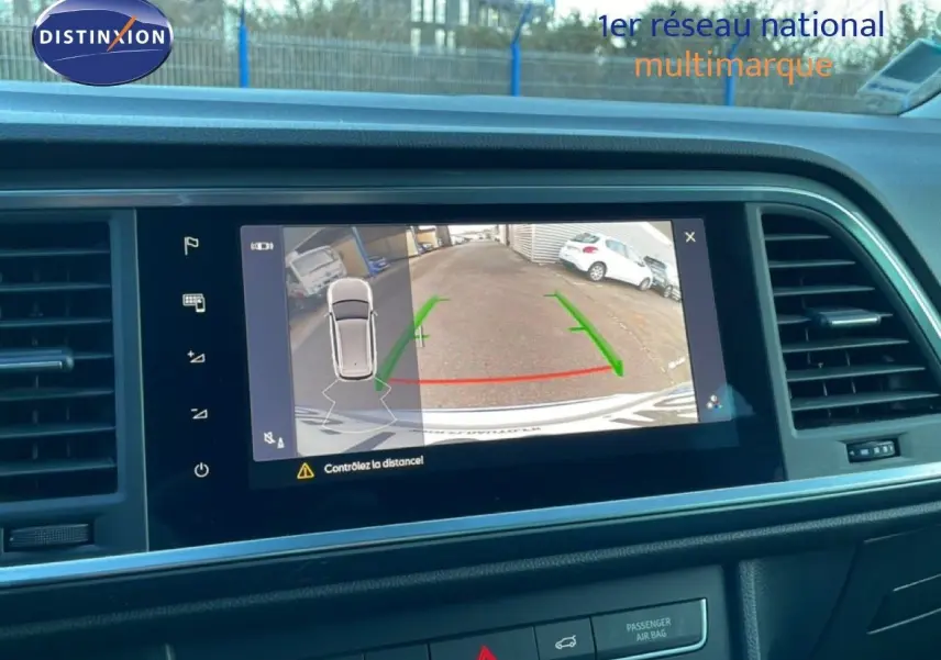 Écran central montrant la caméra de recul du SUV SEAT Ateca argent, avec lignes de guidage vertes et rouges.