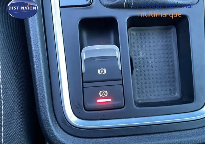 Gros plan sur la console centrale du SEAT Ateca 2022, montrant les boutons de frein à main électrique et d'arrêt automatique.