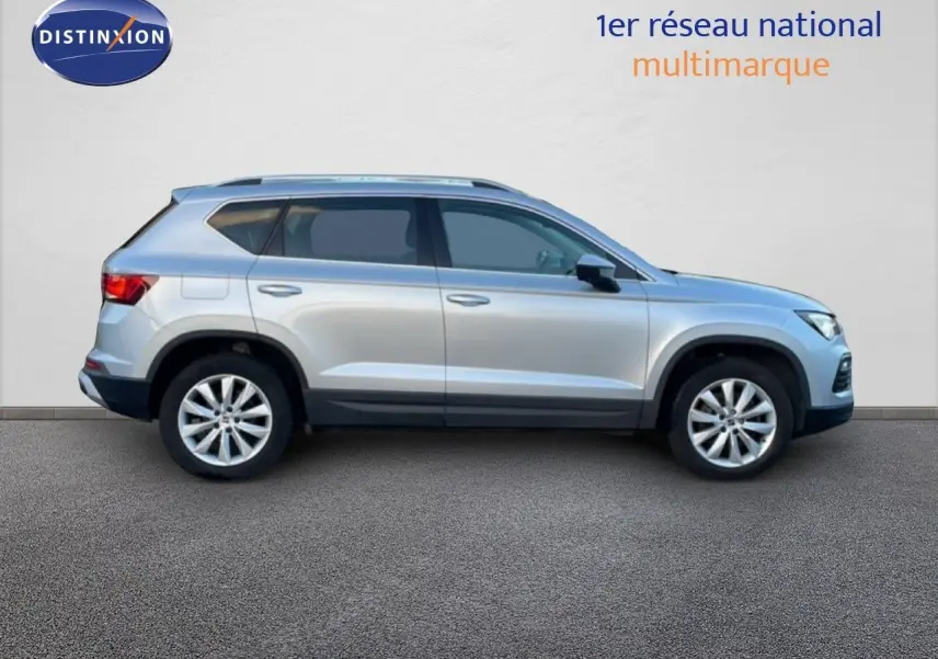 Vue de profil côté gauche d'un SEAT Ateca 2022 argent reflex metal avec jantes alliage et vitres teintées.
