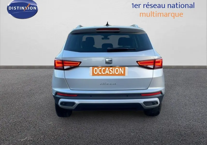 Vue arrière d’un SEAT Ateca 2022 argent reflex metal avec feux LED et double sortie d’échappement intégrée.