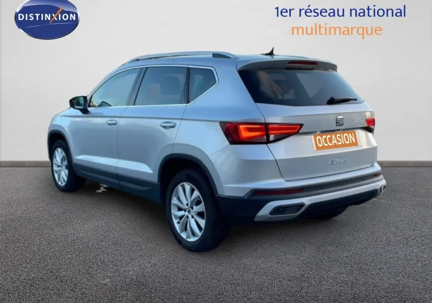 Vue 3/4 arrière droite d'un SEAT Ateca argent Reflex Metal avec feux LED et jantes alliage 17 pouces.