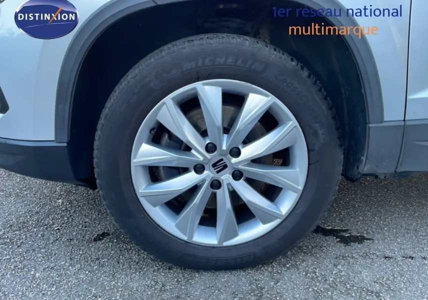 Gros plan sur la roue avant droite argentée du SEAT Ateca 2022 avec jante alliage et pneu Michelin.