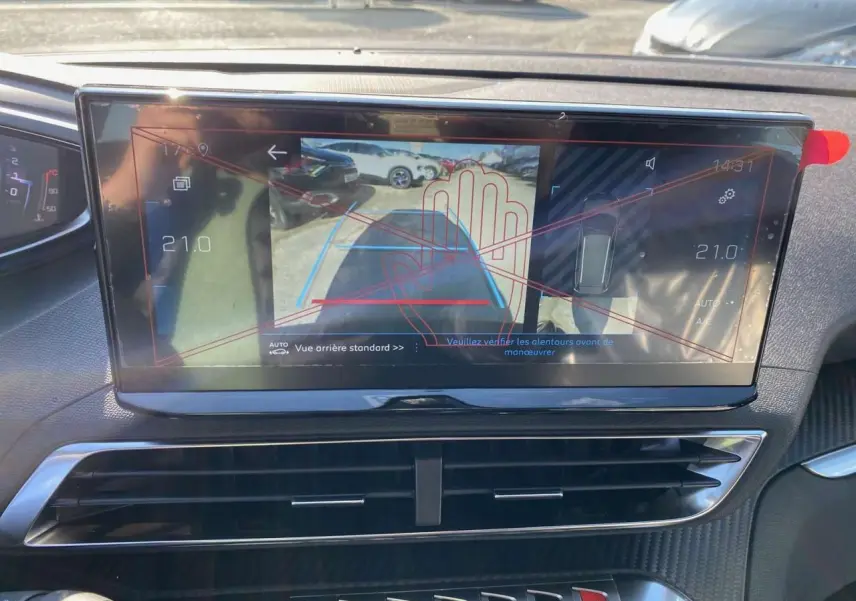 Vue rapprochée de l'écran tactile du Peugeot 5008 gris platinium montrant l'aide au stationnement arrière avec alertes graphiques.