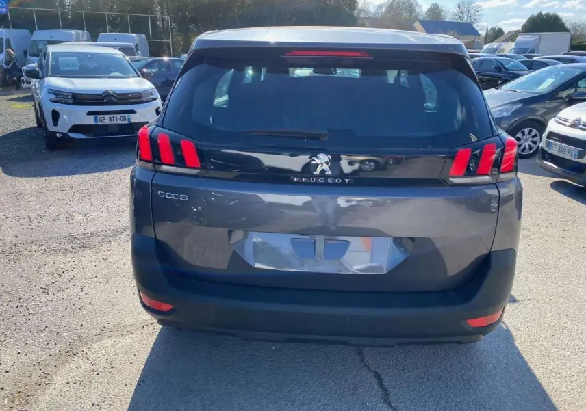 Vue arrière d'un Peugeot 5008 gris platinium métal avec feux arrière LED distinctifs en forme de griffes.