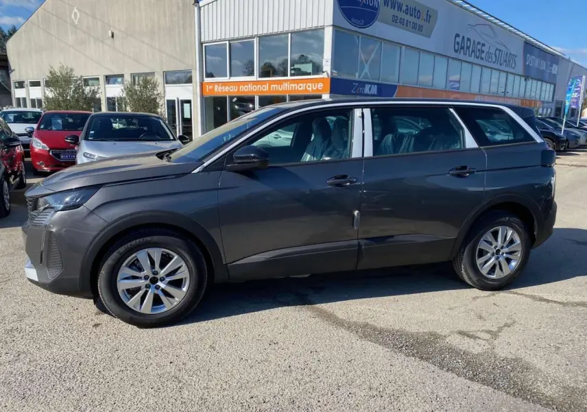 Peugeot 5008 gris platinium métal vue de profil côté gauche, avec jantes alliage 17 pouces et carrosserie moderne.