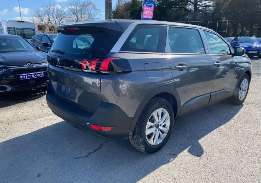 Peugeot 5008 gris platinium métal vue 3/4 arrière droit, feux arrière LED et jantes alliage 17 pouces.