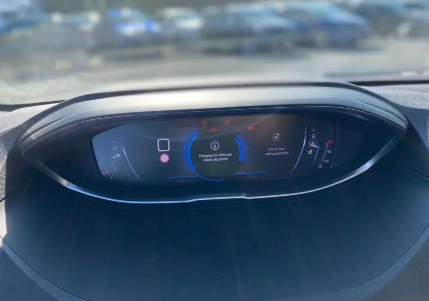 Tableau de bord numérique Peugeot 5008 2023 affichant un message d'alerte au démarrage, vue rapprochée intérieure.