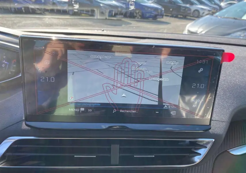 Écran tactile 10" HD du Peugeot 5008 gris platinium, affichant la navigation 3D avec carte et commandes climatisation.