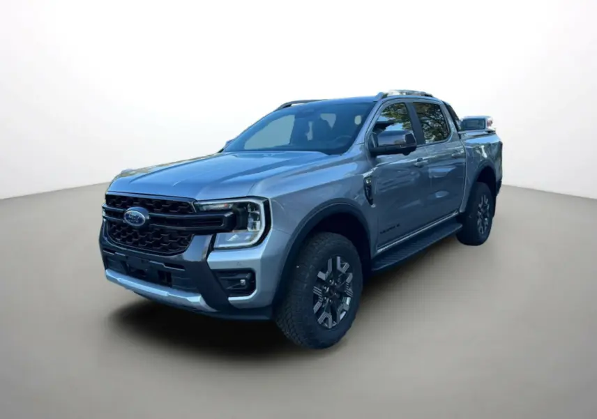 Ford Ranger 2025 gris iconic en 3/4 avant droit, avec calandre noire et jantes alu noires distinctives.