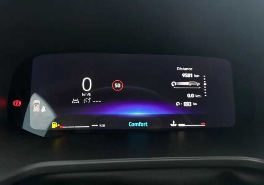 Tableau de bord numérique du Renault Captur TCE 100 Techno 2025 affichant 0 km/h et mode Confort.