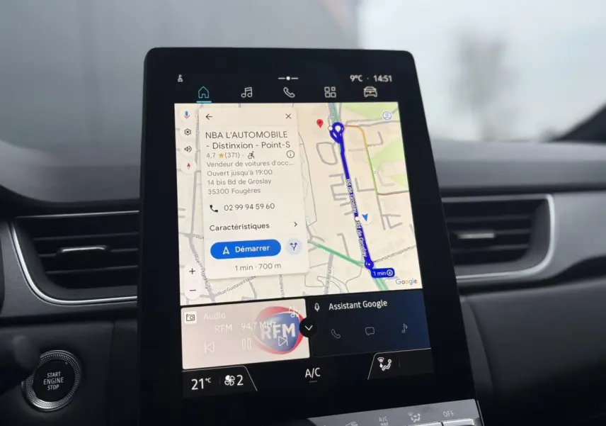 Vue rapprochée de l’écran tactile central du Renault Captur 2025 affichant la navigation GPS et les commandes multimédia.