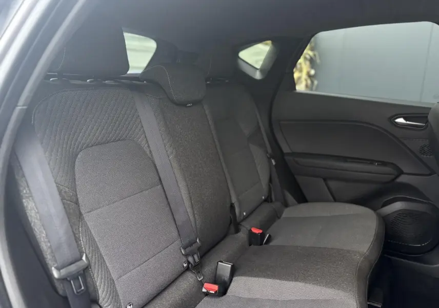 Vue intérieure côté droit des sièges arrière gris foncé du Renault Captur TCE 100 Techno 2025.