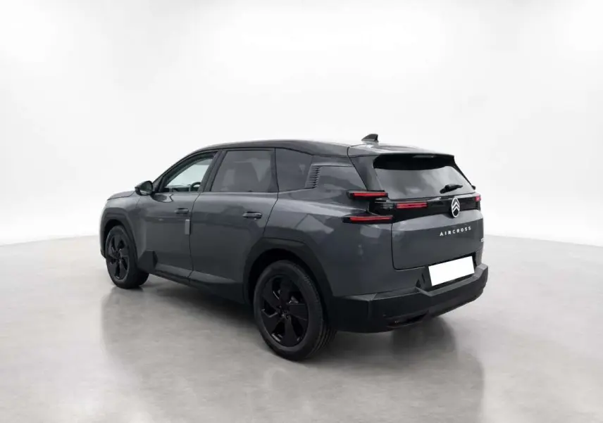 Vue 3/4 arrière gauche du Citroën C5 Aircross gris foncé avec toit noir et jantes noires en alu 19 pouces.