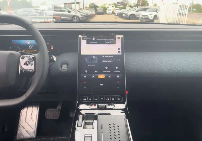 Vue intérieure centrée sur la console centrale tactile et le volant cuir du Citroën C5 Aircross Hybrid 2026.