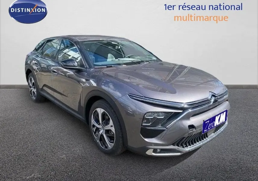 Citroën C5 X gris thorium metal en 3/4 avant droit, avec calandre distinctive et jantes alliage modernes.