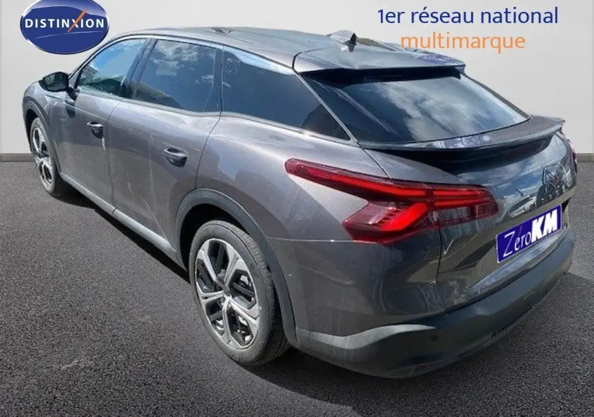 Vue 3/4 arrière droite d'une Citroën C5 X gris thorium métal avec feux arrière LED et jantes alliage 19 pouces.