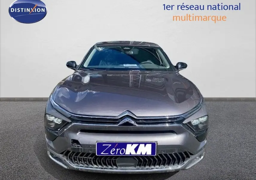 Vue frontale d'une Citroën C5 X gris thorium métal 2023 avec calandre distinctive et phares LED intégrés.