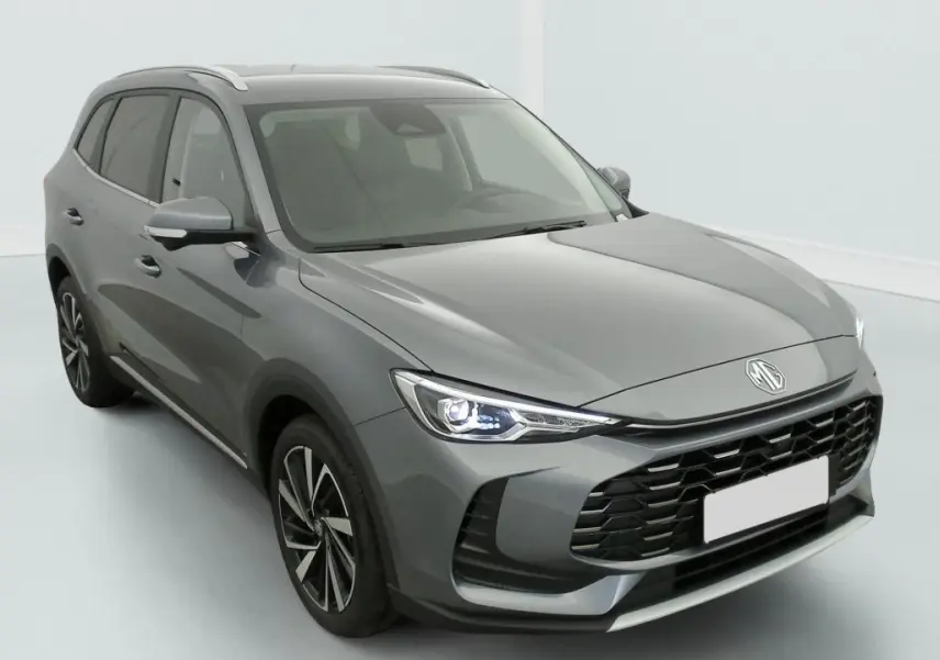 MG3 1.5 L Hybrid+ 195 CH Luxury blanc Dover White en 3/4 avant, avec phares LED allumés et jantes noires stylisées.