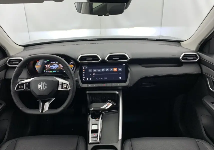 Vue intérieure avant du MG3 2025 avec tableau de bord moderne, écran tactile central et sièges cuir gris à surpiqûres losanges.