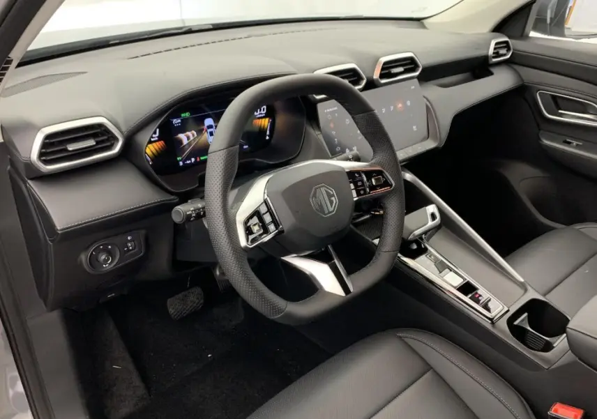 Vue latérale intérieure côté conducteur du MG3 2025 avec sièges en cuir noir matelassé et tableau de bord moderne.