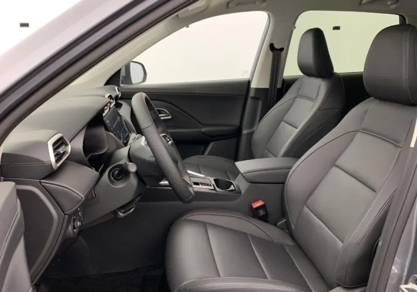 Coffre ouvert de la MG MOTOR MG3 1.5 L HYBRID+ 195 CH LUXURY en Dover White, montrant un espace de chargement propre et spacieux.