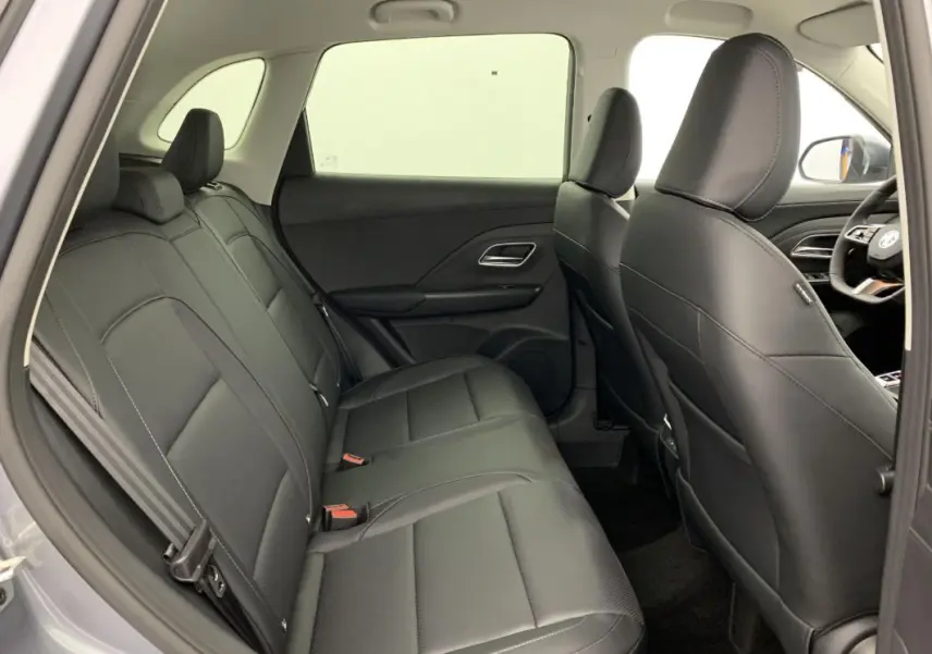 Vue intérieure centrée sur le volant MG d'une MG3 2025, avec tableau de bord numérique et écran tactile moderne.