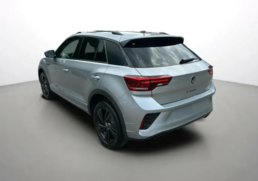 Volkswagen T-Roc TDI 150 R-Line Black gris pyrite vu en 3/4 arrière droit avec toit et jantes noires.