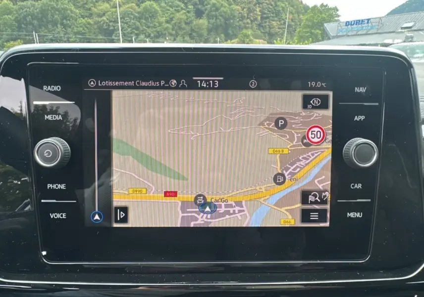 Écran tactile central du Volkswagen T-Roc gris pyrite 2025 affichant la navigation GPS avec carte détaillée.