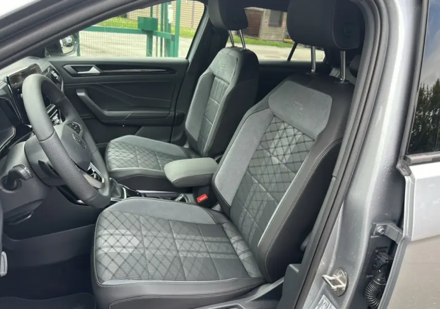Intérieur du Volkswagen T-Roc TDI 150 DSG7 R-Line Black 2025, sièges avant en tissu gris et cuir noir, vue côté conducteur.
