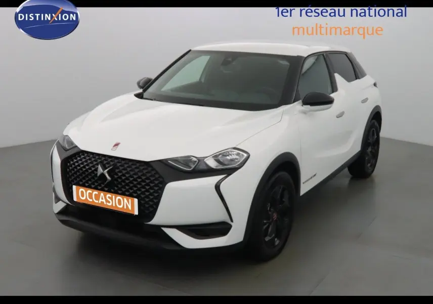 DS3 Crossback blanc banquise en 3/4 avant droit, avec calandre noire et jantes foncées dans un studio.