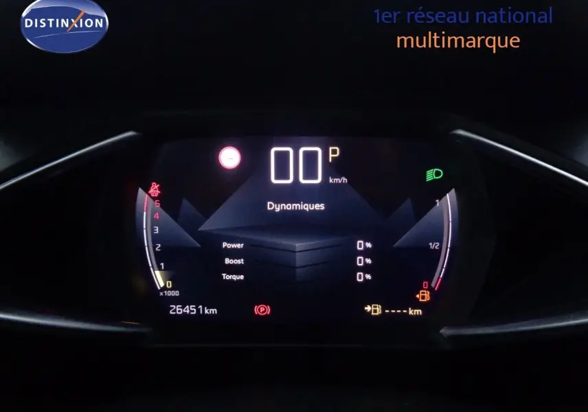 Tableau de bord numérique du DS3 Crossback blanc, affichage des données dynamiques et jauges en vue frontale.