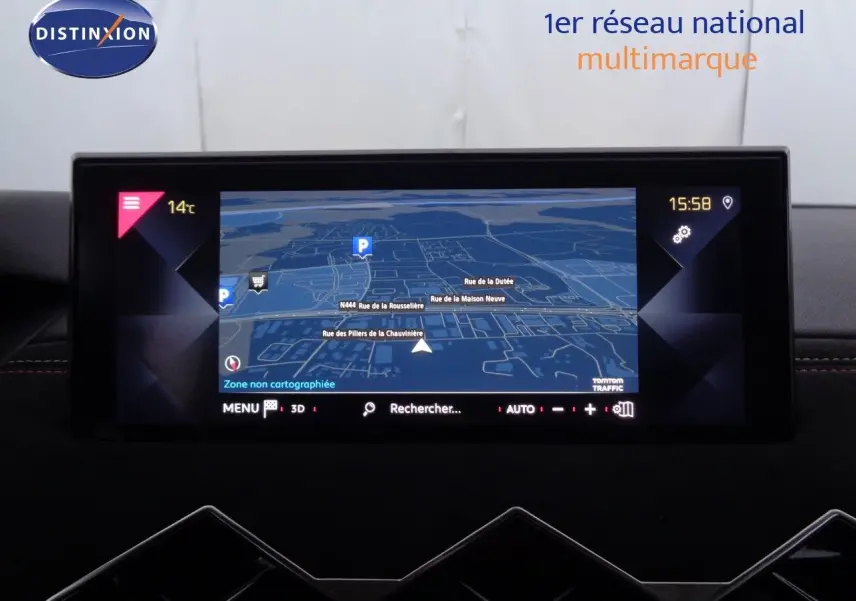 Vue intérieure du tableau de bord du DS3 Crossback 2021 avec écran de navigation affichant une carte en mode nuit.