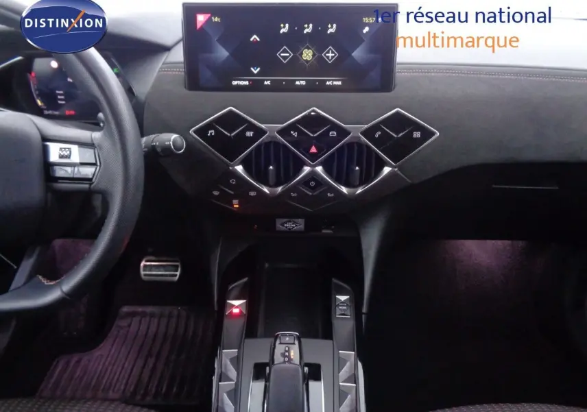 Vue intérieure du tableau de bord et console centrale du DS3 Crossback blanc banquise, avec écran tactile et commandes en losange.