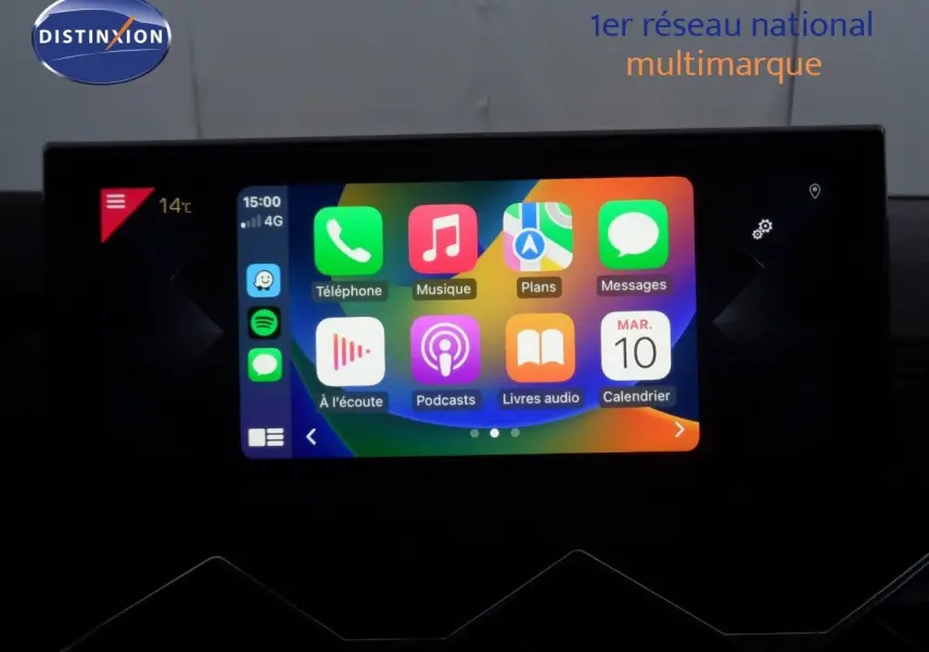 Écran tactile central allumé du DS3 Crossback blanc, affichant les applications smartphone en interface colorée.