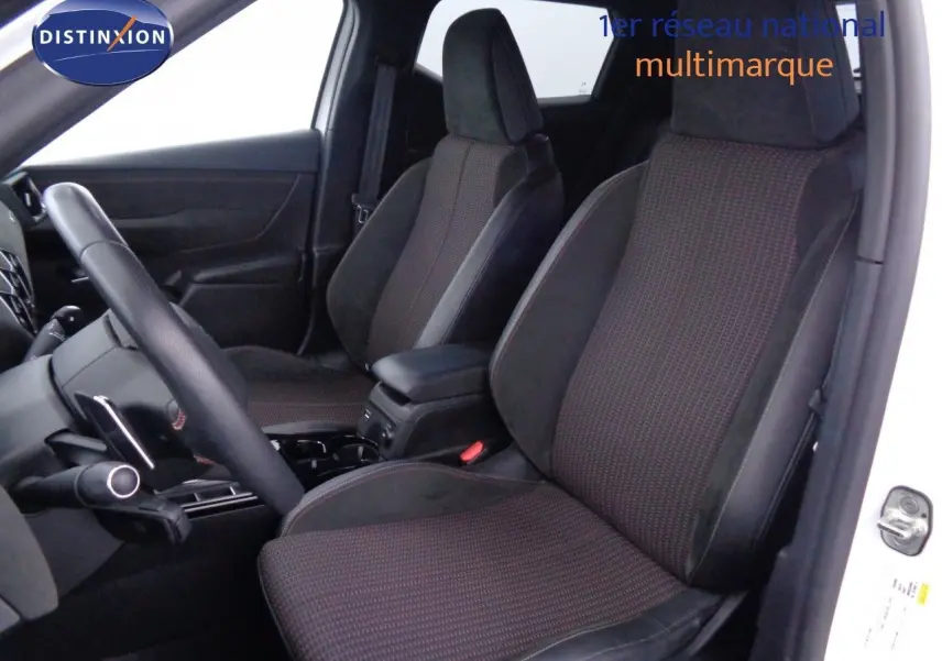 Vue intérieure côté conducteur du DS3 Crossback blanc Banquise, sièges tissu et alcantara noirs avec surpiqûres rouges.