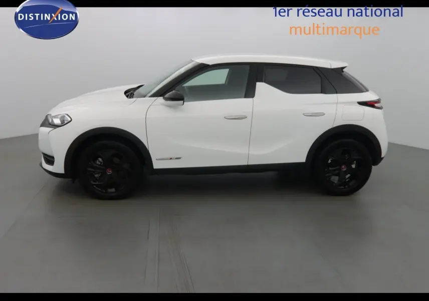 Vue de profil côté gauche d'un DS3 Crossback blanc banquise avec jantes noires et toit contrasté noir.