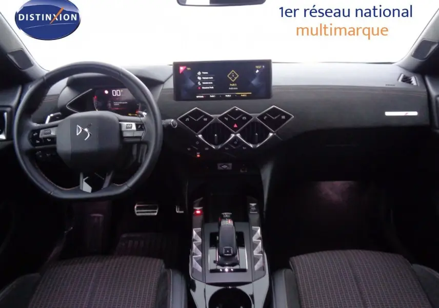 Vue intérieure avant du DS3 Crossback 2021, tableau de bord noir avec écran tactile et volant cuir multifonctions.