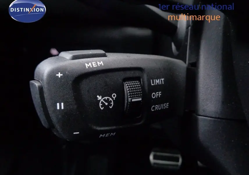 Gros plan sur la commande de régulateur de vitesse du DS3 Crossback blanc banquise, version 2021.