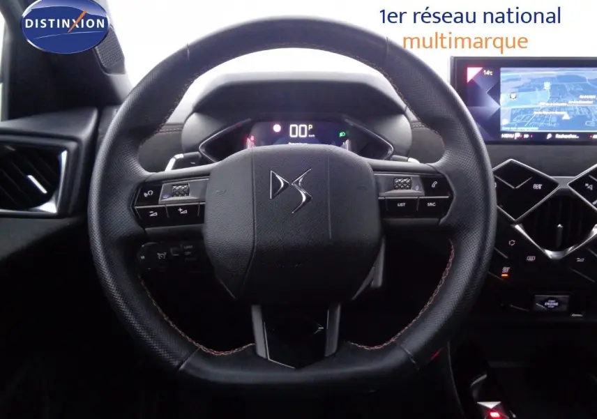 Vue centrée sur le volant en cuir noir du DS3 Crossback 2021 avec tableau de bord digital et écran tactile.