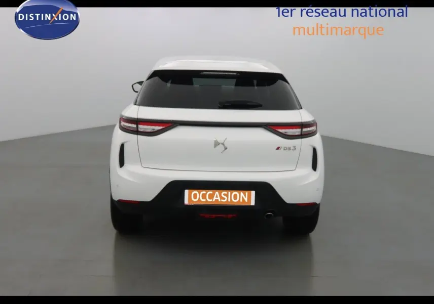 Vue arrière d'un DS3 Crossback blanc banquise avec feux LED effilés et logo DS au centre du hayon.
