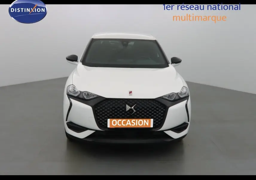 Vue avant d'un DS3 Crossback blanc banquise avec calandre noire et phares LED, en studio neutre.