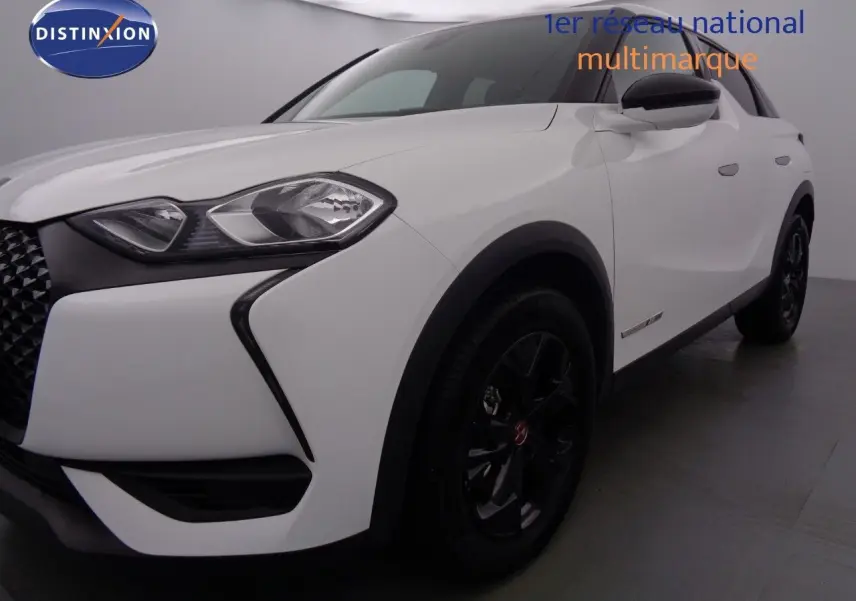 DS3 Crossback blanc banquise vu en 3/4 avant droit, avec jantes noires et calandre distinctive noire.