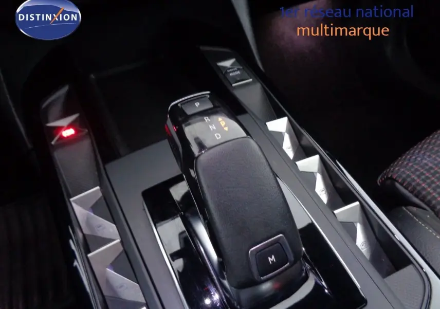 Gros plan sur la commande de boîte automatique noire dans l’habitacle du DS3 Crossback blanc banquise.