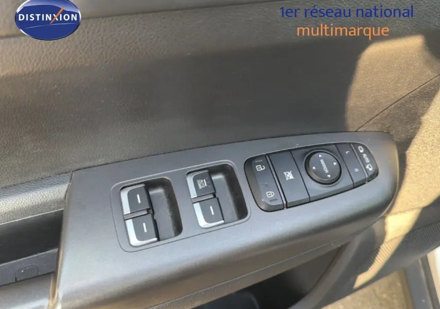 Gros plan sur les commandes de lève-vitres et rétroviseurs côté conducteur du KIA Sportage blanc nacré 2021.