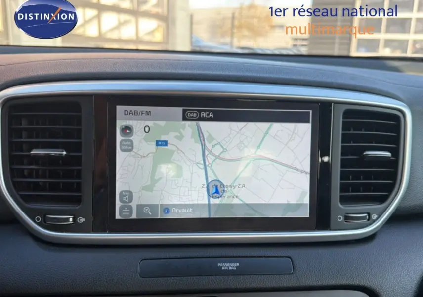 Écran central tactile avec navigation GPS, entouré de deux aérateurs noirs, intérieur du Kia Sportage 2021.