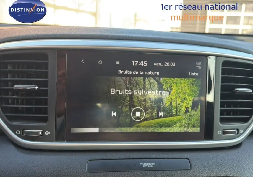Écran central tactile du tableau de bord du Kia Sportage 2021, affichant une ambiance sonore nature "Bruits sylvestre".