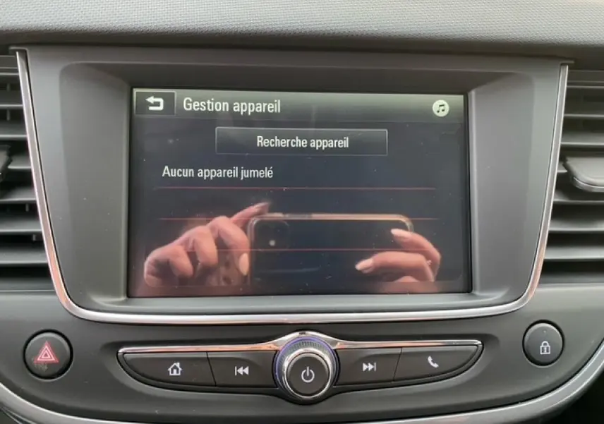 Écran tactile central de l’Opel Crossland 2022 affichant la gestion des appareils Bluetooth, entouré de commandes grises.