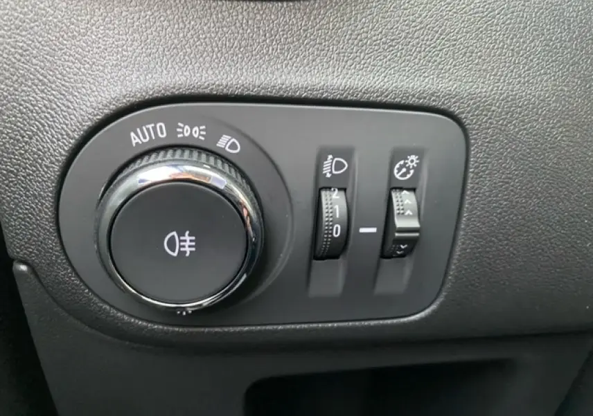 Gros plan sur les commandes d’éclairage intérieures de l’Opel Crossland gris alu, avec molette et réglages lumineux.